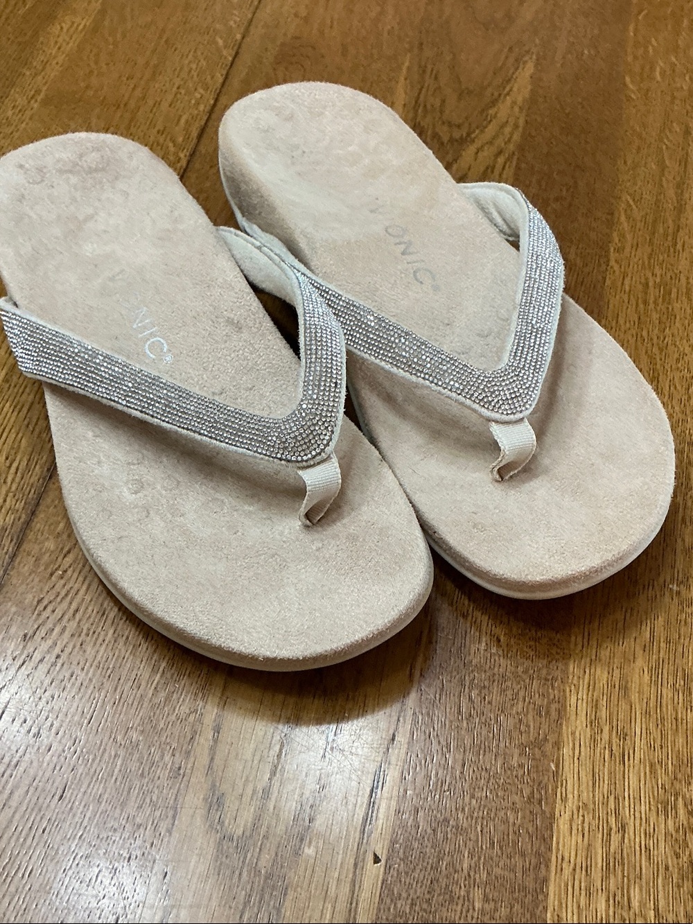 Woman’s Vionic Dillon Shine toe post sandal. Size 8.5. Cream. Barely worn. Cute!